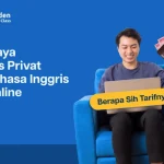 Karyawan swasta sedang mengikuti sesi les privat bahasa Inggris online bersama tutor melalui laptop.