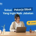 Karyawan swasta sedang mengikuti kursus bahasa Inggris online untuk karir di sela jam kerja