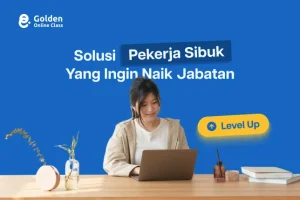 Karyawan swasta sedang mengikuti kursus bahasa Inggris online untuk karir di sela jam kerja